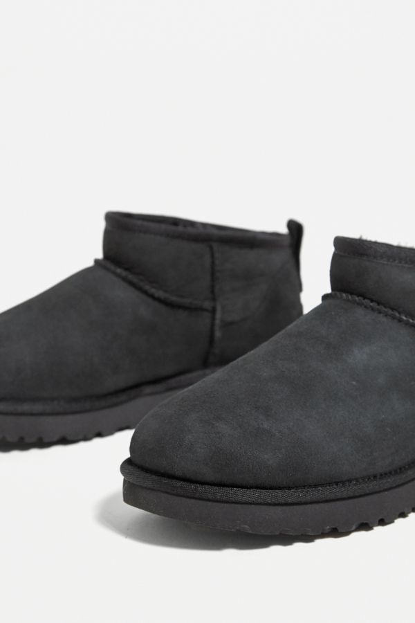 Slide View: 4: UGG –Klassische knöchelhohe Stiefel „Ultra Mini" in Schwarz