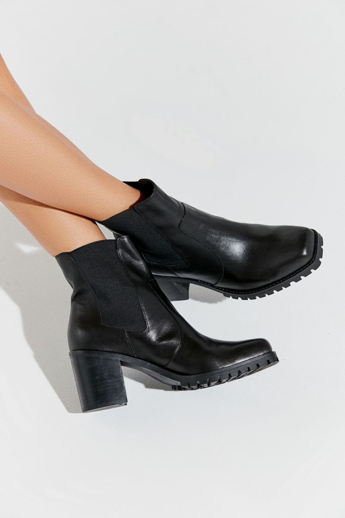 Urban Outfitters Schwarze ChelseaBoots „Alex“ mit quadratischer