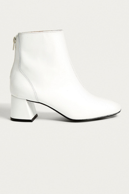 urban outfitters white boots