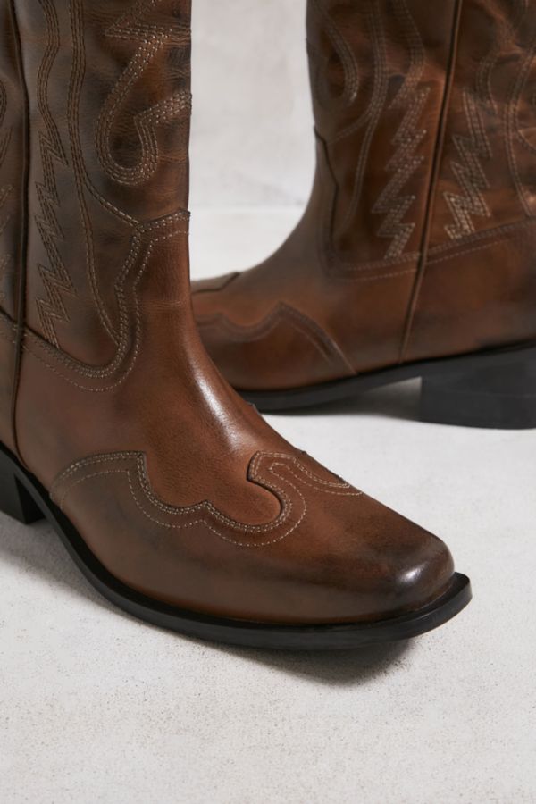 Slide View: 6: UO - Bottes de cowboy Dallas en cuir marrons