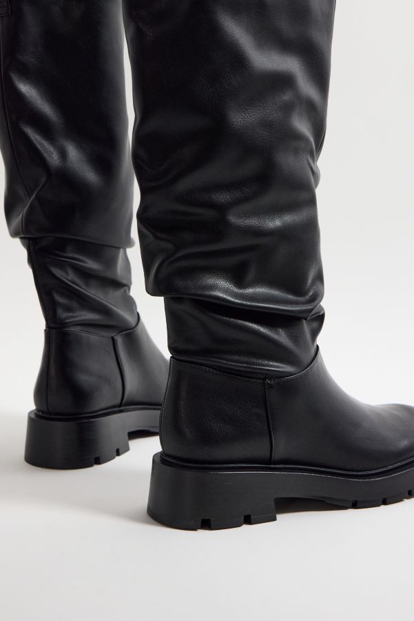 Slide View: 3: Bottes hautes au genou noires affaissées Charles & Keith