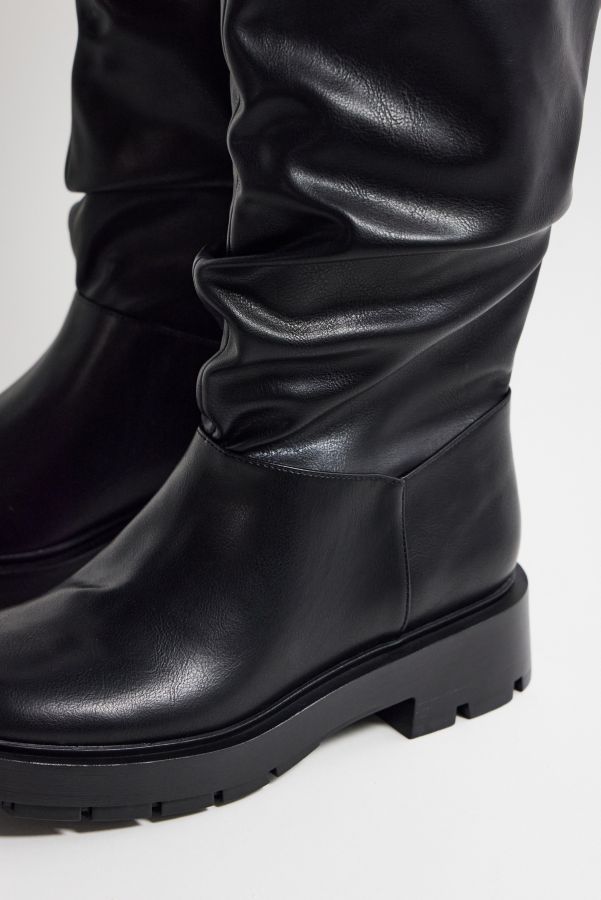 Slide View: 4: Bottes hautes au genou noires affaissées Charles & Keith