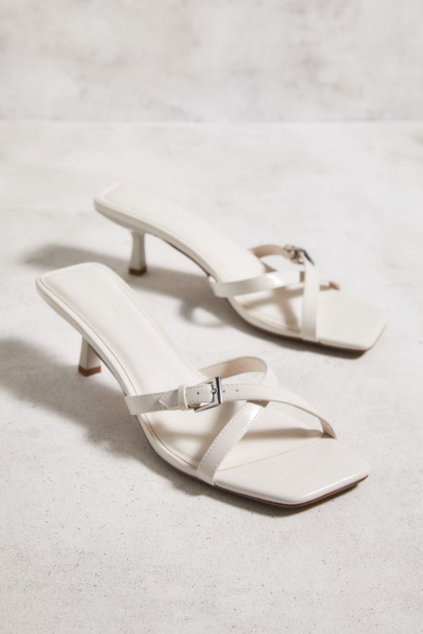 Slide View: 2: UO - Sandales mules à brides croisées style années 90 blanc cassé 