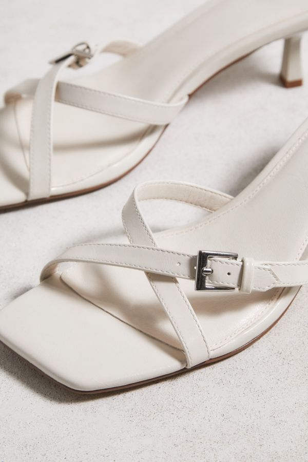 Slide View: 4: UO - Sandales mules à brides croisées style années 90 blanc cassé 