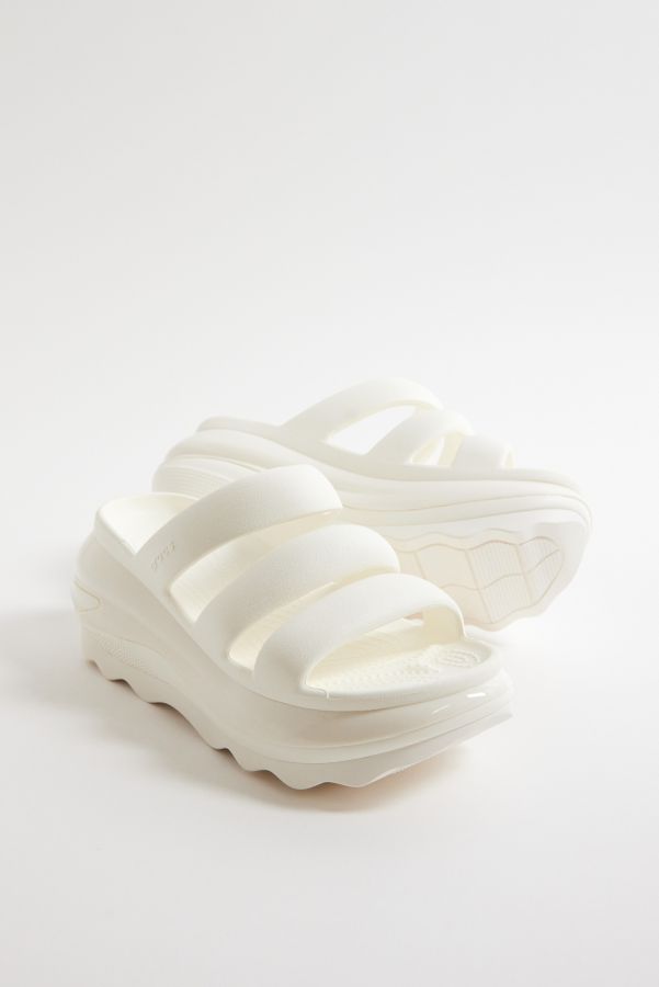 Vista de diapositivas: 2: Sandalias Crocs Blancas Mega Crush con Triple Correa