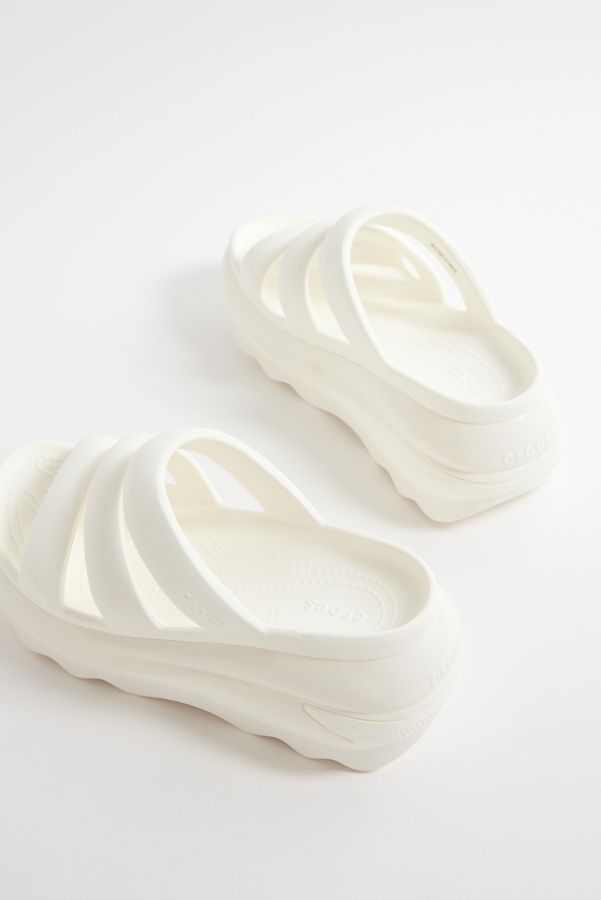 Vista de diapositivas: 5: Sandalias Crocs Blancas Mega Crush con Triple Correa