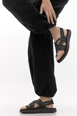 teva black strappy sandals