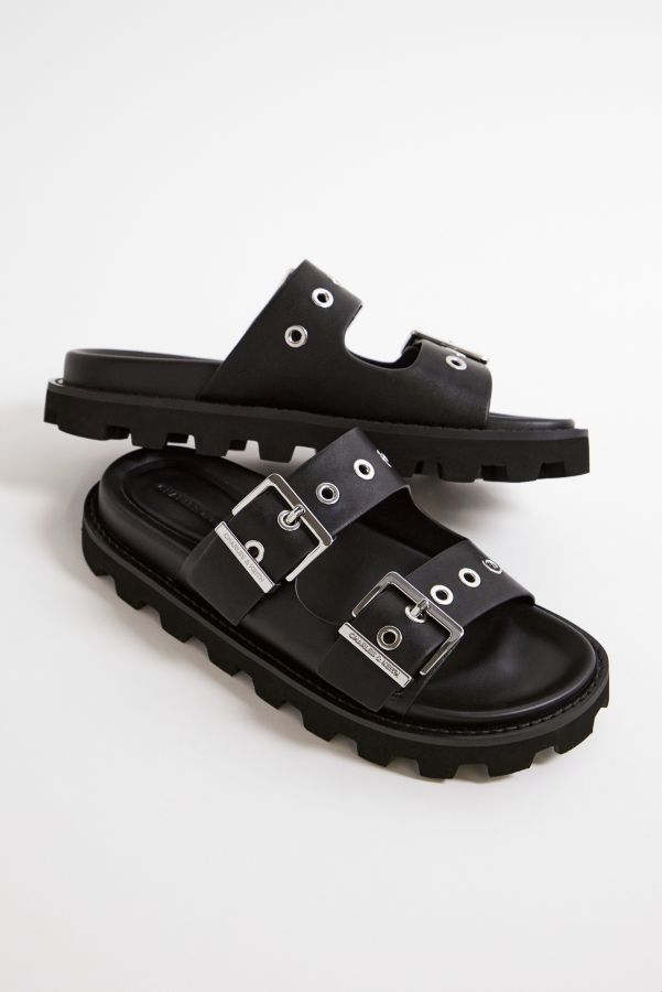 Slide View: 2: Charles & Keith Schwarze Schnallensandalen