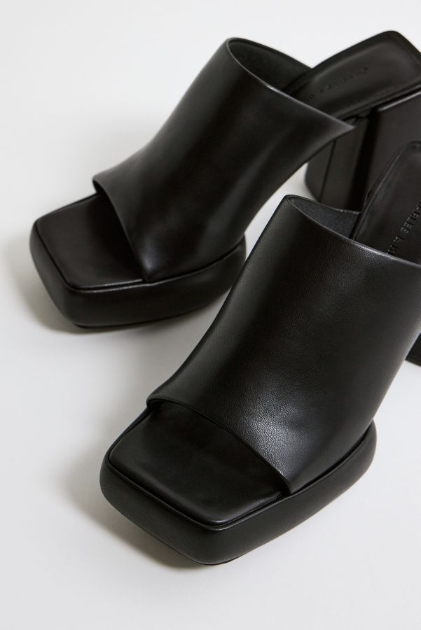 Slide View: 5: Charles & Keith Lucile Schwarze Block-Absatz-Plateau-Pantoletten