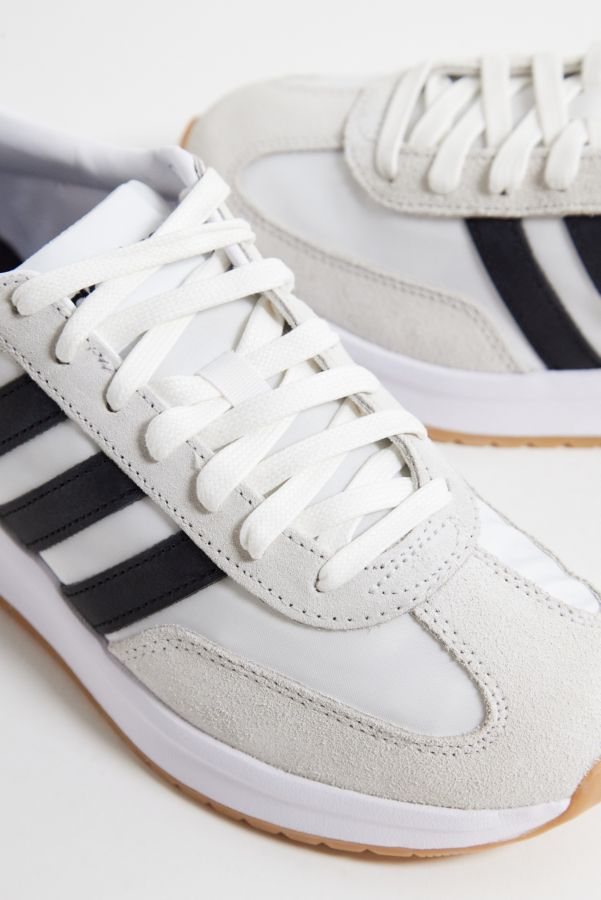 Slide View: 2: adidas Baskets Run 72 Blanches