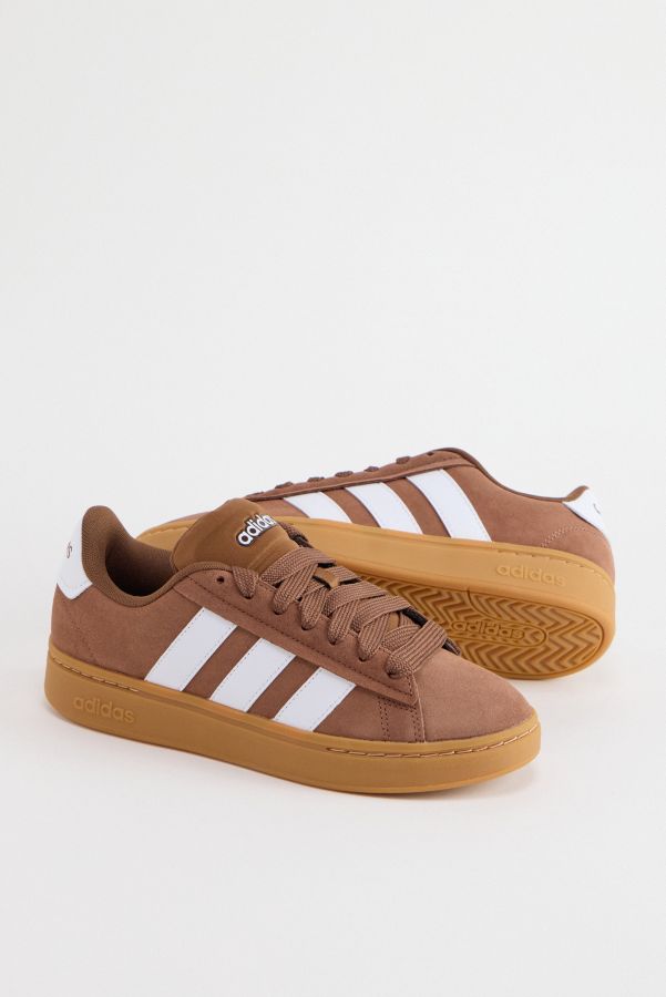 Vista diapositiva: 2: adidas Scarpe da Ginnastica Marroni Court Alpha 00s