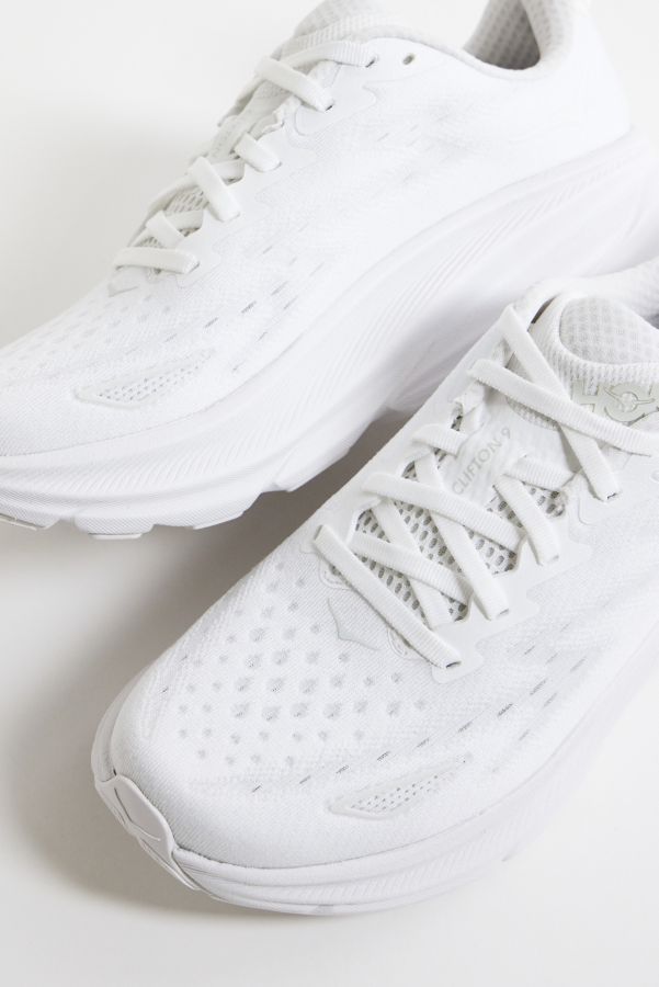 Vista diapositiva: 5: HOKA scarpe da ginnastica bianche Clifton 9