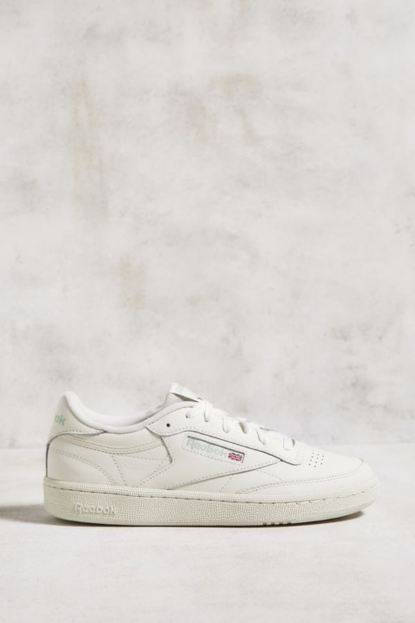 Vista diapositiva: 2: Reebok Chalk Club C 85 Trainers