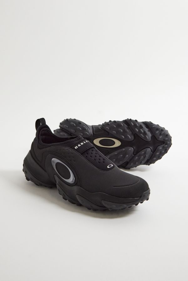 Slide View: 3: Oakley Edge Icon Blackout Trainers