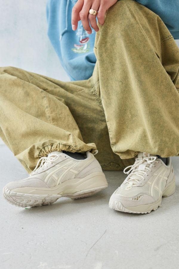 Vista diapositiva: 2: ASICS Cream Gel-1090 V2 Trainers