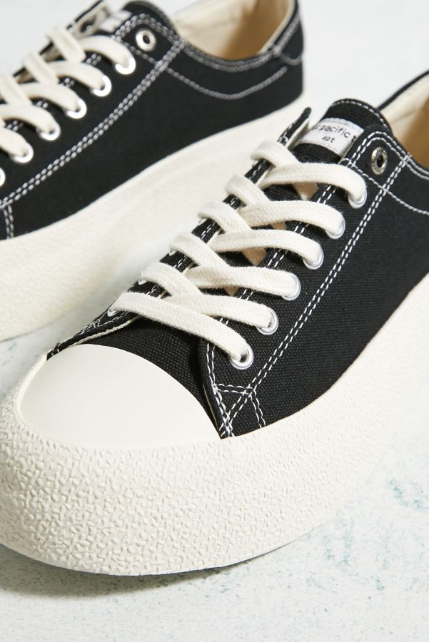 Vista diapositiva: 4: East Pacific Trade Black Dive Canvas Trainers