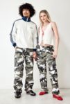 Thumbnail View 1: Urban Renewal Salvaged Deadstock – Cargohose mit Camouflage-Muster