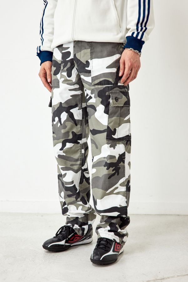 Slide View: 3: Urban Renewal Salvaged Deadstock – Cargohose mit Camouflage-Muster