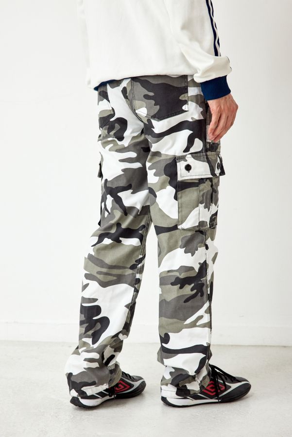 Slide View: 5: Urban Renewal Salvaged Deadstock – Cargohose mit Camouflage-Muster