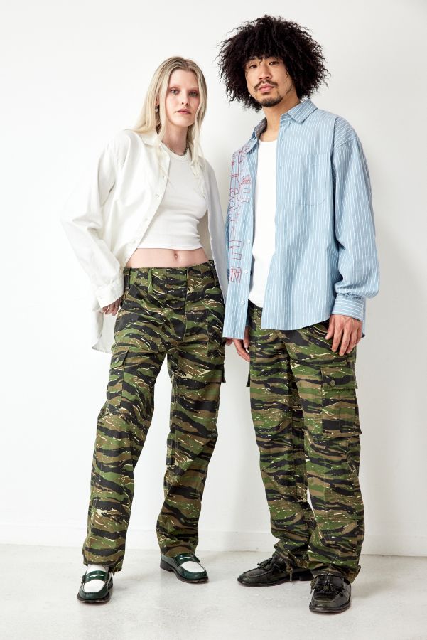 Slide View: 1: Urban Renewal Salvaged Deadstock – Toger-Camouflage-Cargohose