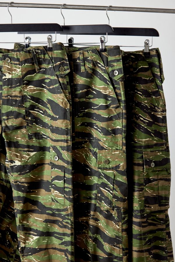 Slide View: 2: Urban Renewal Salvaged Deadstock – Toger-Camouflage-Cargohose