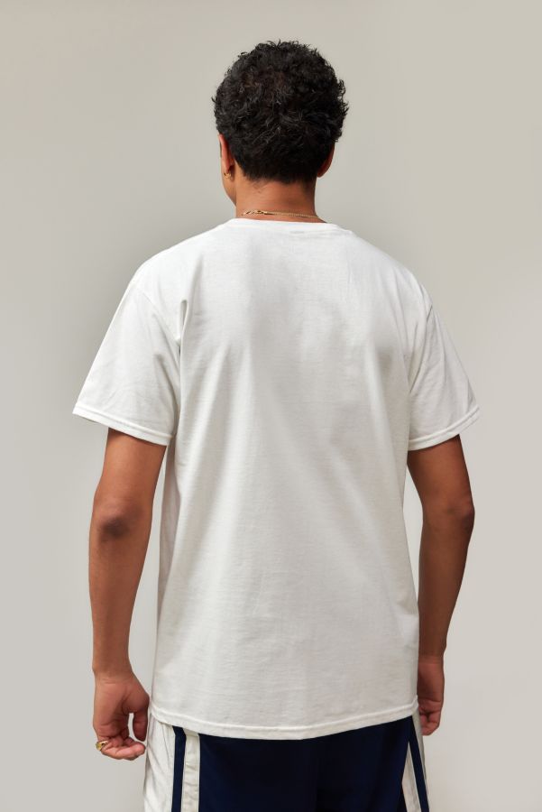 Slide View: 4: T-Shirt Archive Chez UO Airwalk