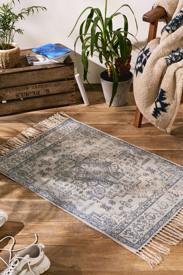 Teppich Mit Medaillon Muster In Grau 2 X 3 Fuss Urban Outfitters De