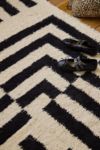 Thumbnail View 3: Black & White Asher 5x7 Rug