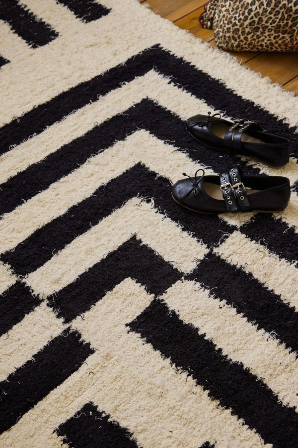 Slide View: 3: Black & White Asher 5x7 Rug