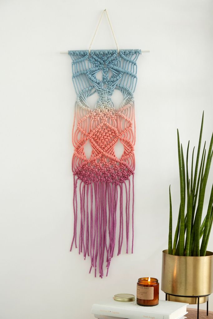 MakrameeWandbehang in Regenbogenfarben Urban Outfitters DE