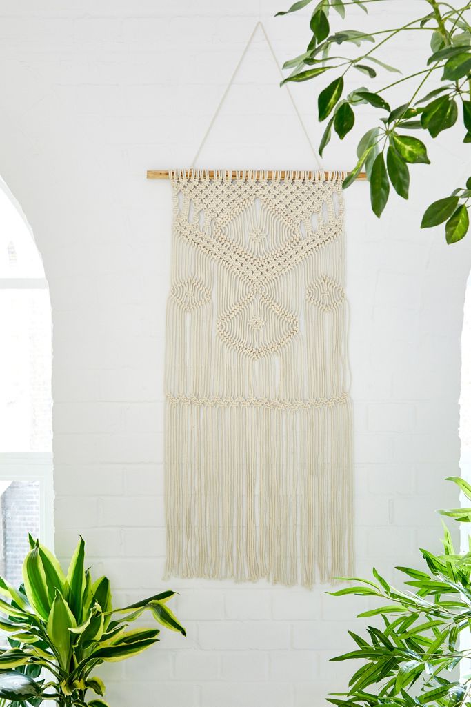MakrameeWandbehang mit Rautenmuster Urban Outfitters DE