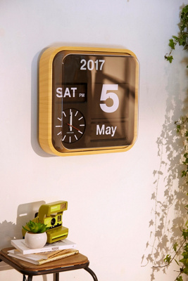 Große Uhr aus Bambus mit Kalender  Urban Outfitters DE