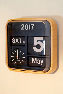 Große Uhr aus Bambus mit Kalender  Urban Outfitters DE