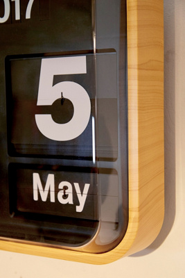 Große Uhr aus Bambus mit Kalender  Urban Outfitters DE