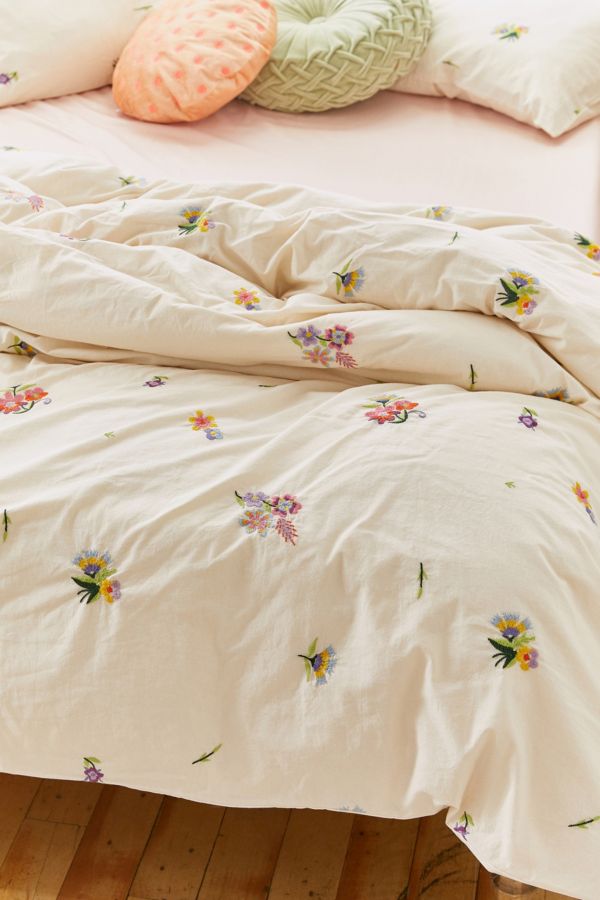 Vista de diapositivas: 3: Georgine Embroidered Floral Duvet Cover Set