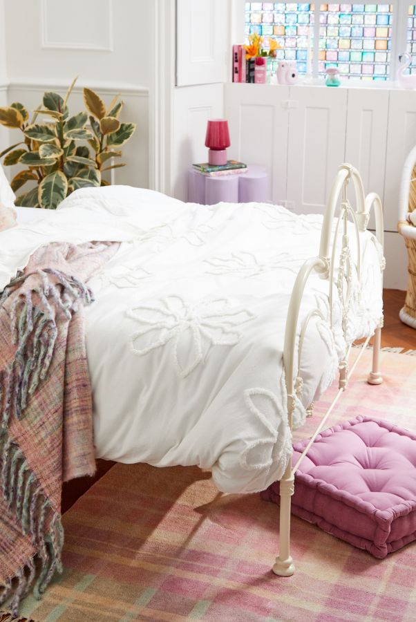 Slide View: 3: Tufted Flower Duvet Set 