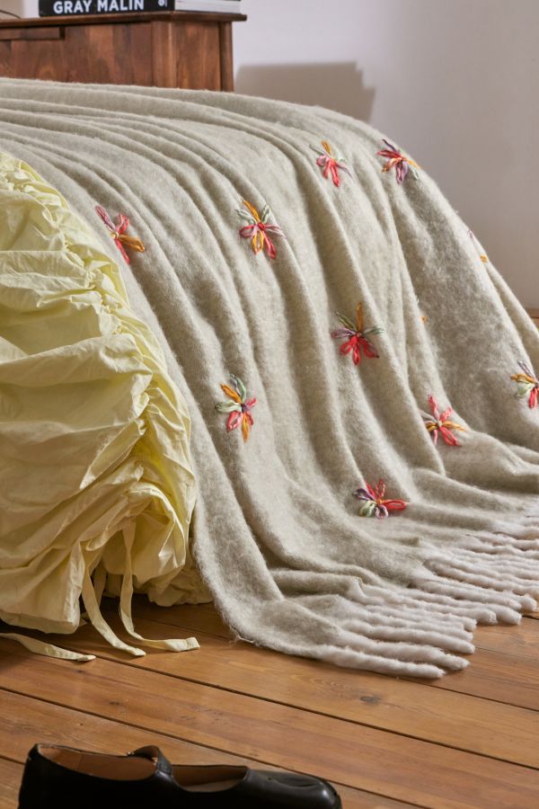 Slide View: 5: Floral Embellished Cosy XL Blanket