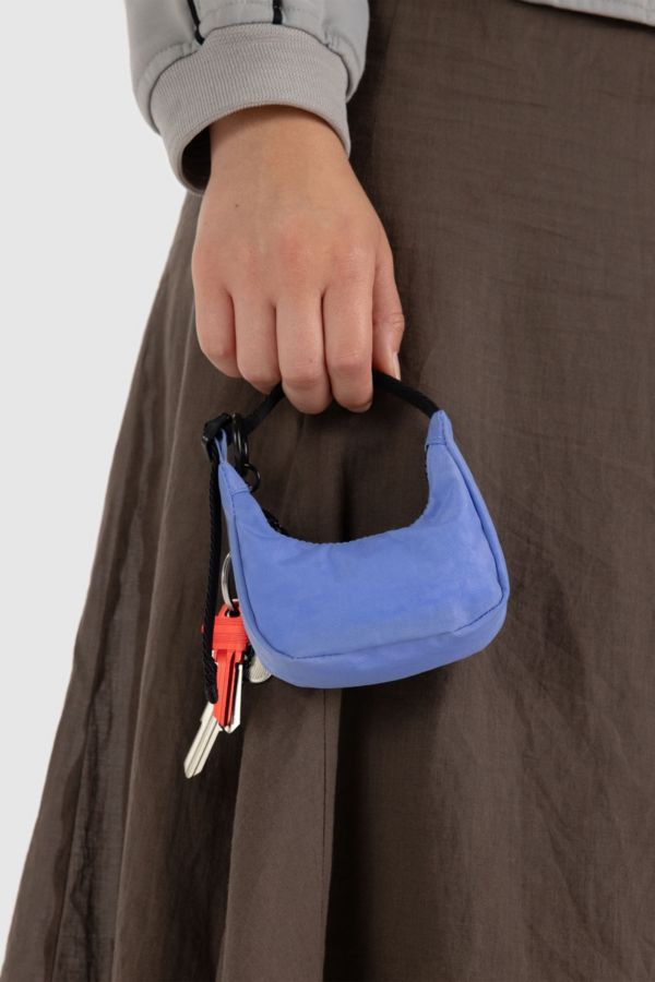 Vista de diapositivas: 3: Baggu Blue Crescent Bag Charm