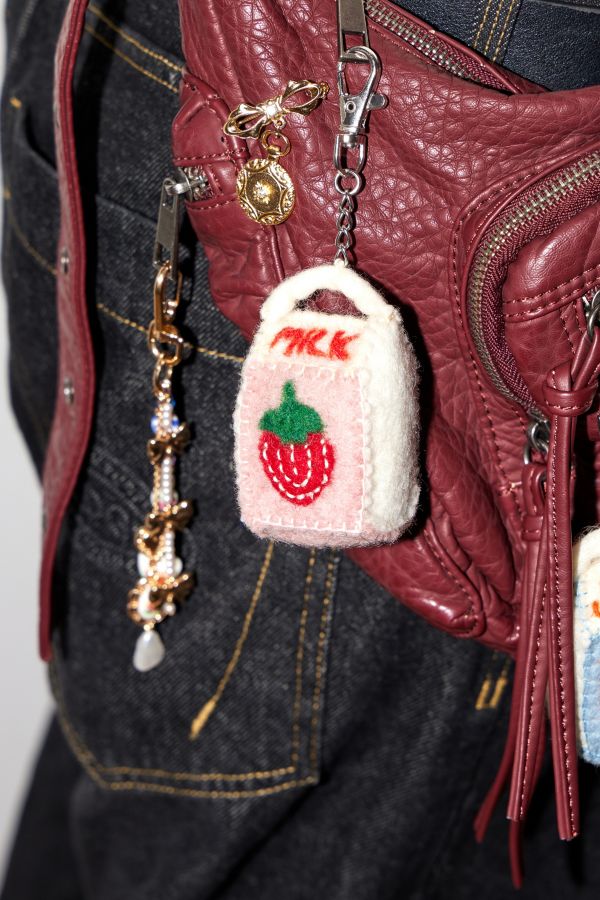 Vista diapositiva: 1: UO Strawberry Milk Carton Keyring