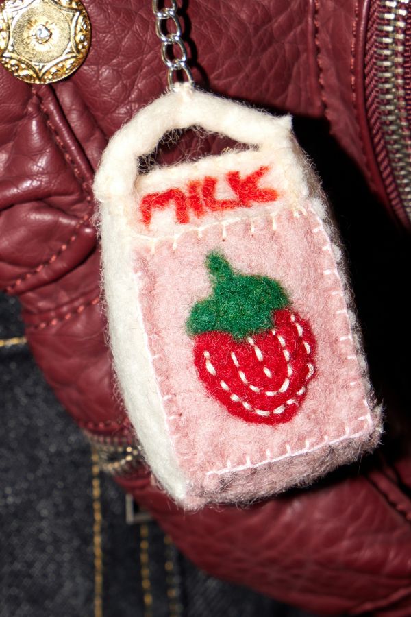 Vista diapositiva: 2: UO Strawberry Milk Carton Keyring