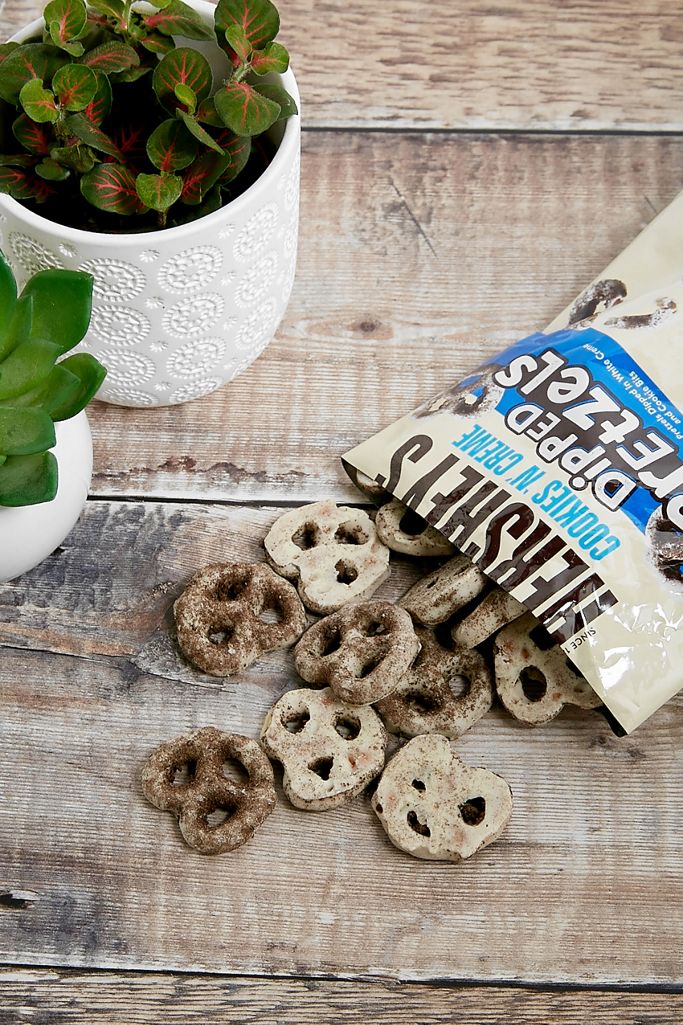 Hershey’s Cookies ‘N’ Creme Dipped Pretzels Urban Outfitters UK