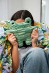 Vista en miniatura 1: Huggable UO Exclusive Grumpy Frog Cooling & Heating Pad