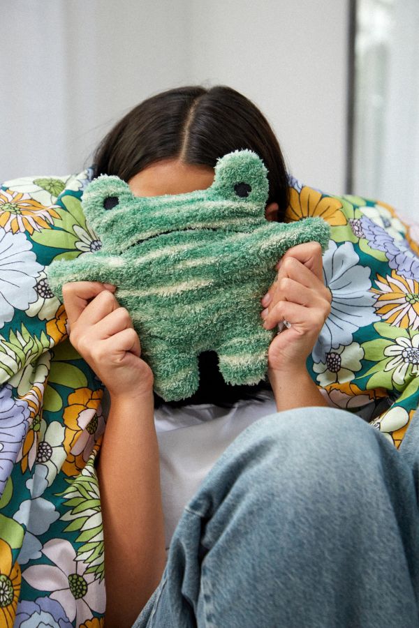 Vista de diapositivas: 1: Huggable UO Exclusive Grumpy Frog Cooling & Heating Pad