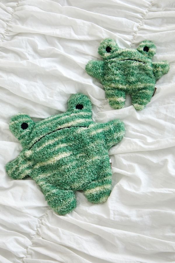 Vista de diapositivas: 4: Huggable UO Exclusive Grumpy Frog Cooling & Heating Pad