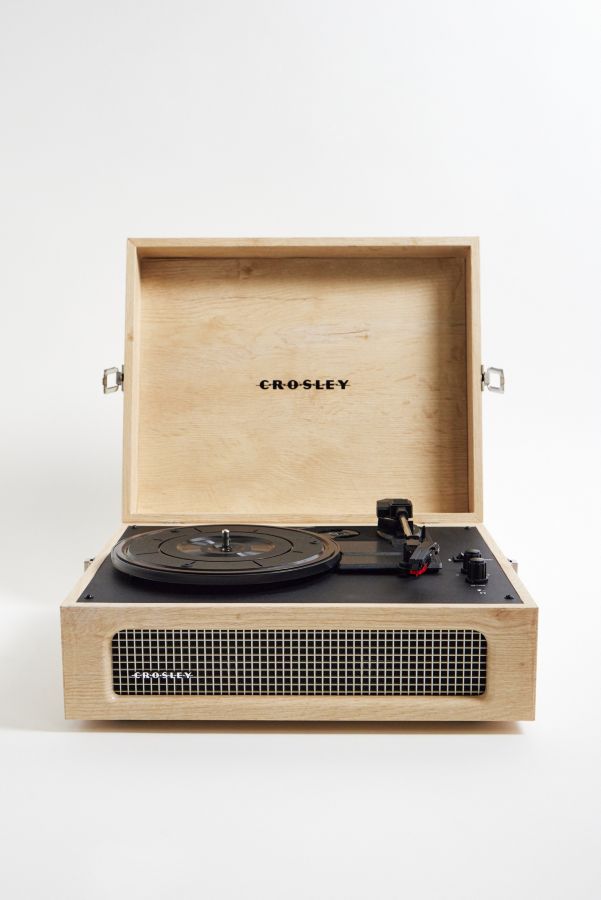 Vista de diapositivas: 1: Tocadiscos Portátil de Madera Crosley UO Exclusive Voyager con Bluetooth