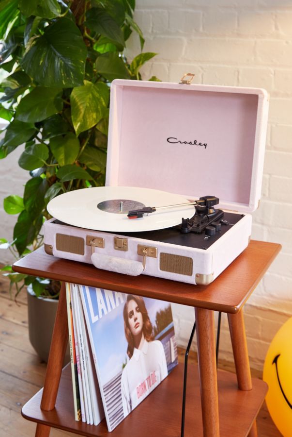 Vista de diapositivas: 1: Crosley exclusivo tocadiscos de vinilo Pink Velvet Cruiser UO con entrada y salida Bluetooth