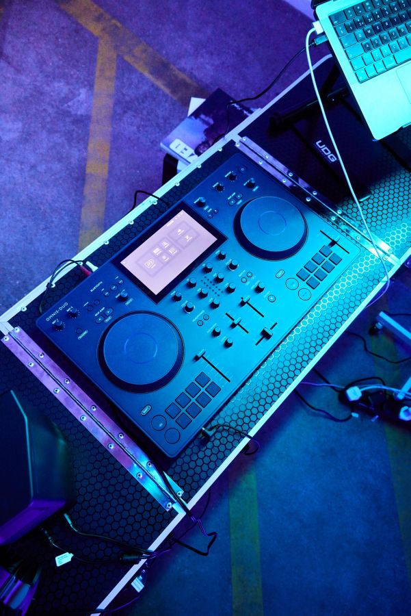 Slide View: 3: Pioneer DJ Alphatheta Omnis Controller 