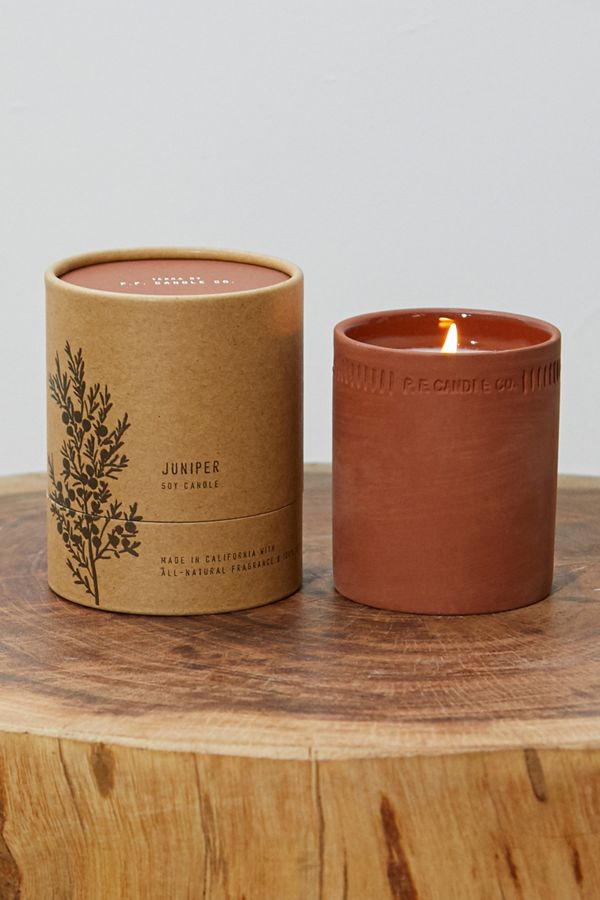 P.F. Candle Co. Bougie Terra 8oz genévrier Urban Outfitters FR