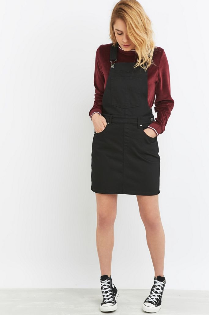 Dr Denim Latzkleid Hedvig In Schwarz Urban Outfitters De