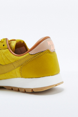 mustard nike trainers